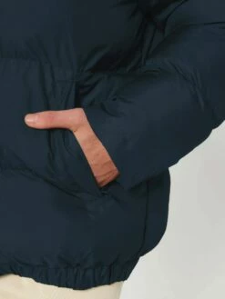 Oversized Unisex Puffer Jacket Aus Recyceltem Polyester - French Navy -Grundstoff Verkaufsladen Detail Seitentasche verschliessbar U840 727 1280x1280