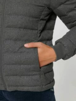 Steppjacke Aus Recyceltem Polyester - Deep Metal Heather Grey -Grundstoff Verkaufsladen Detail Seitentasche verschliessbar W897 094 1280x1280