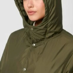 Unisex Padded Parka Aus Recyceltem Polyester - British Khaki -Grundstoff Verkaufsladen Detail Stehkragen mit Knopfleiste U841 008 1280x1280