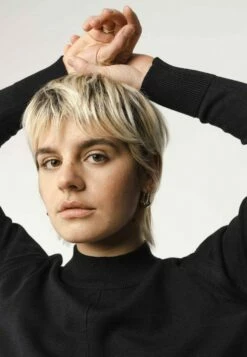 Mela Fairtrade Feinstrick-Kleid Harleen Aus Bio-Baumwolle - Schwarz -Grundstoff Verkaufsladen Detail Stehkragen mit Ziernaht Harleen black 1280x1280