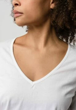 Mela Fairtrade V-Neck Shirt Lali Aus Bio-Baumwolle - Weiß -Grundstoff Verkaufsladen Detail V Ausschnitt MELA Lali V Neck white 1280x1280