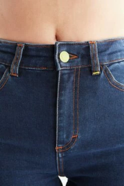 Thermo Skinny Fit Jeans Mit Bio-Baumwolle - Colony Blue -Grundstoff Verkaufsladen Detail schimmernd gelblicher Knopf WD1026 237 1280x1280