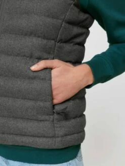 Steppweste Aus Recyceltem Polyester - Deep Metal Heather Grey -Grundstoff Verkaufsladen Detail verschliessbare Seitentasche W899 094 1280x1280