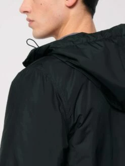 Unisex Padded Parka Aus Recyceltem Polyester - Black -Grundstoff Verkaufsladen Detail verstellbare Kapuze U841 002 1280x1280