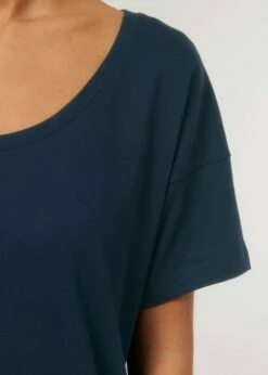 Weites T-Shirt Aus Bio-Baumwolle - French Navy -Grundstoff Verkaufsladen Detail weiter Rundhalsausschnitt dunkelblau W036 727 1280x1280