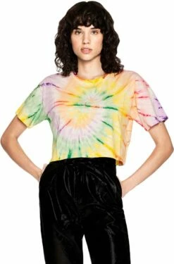 Cropped T-Shirt Aus Biobaumwolle - Tie Dye -Grundstoff Verkaufsladen EP26 TD kurzes batik shirt umweltschonende faire herstellung model 1280x1280