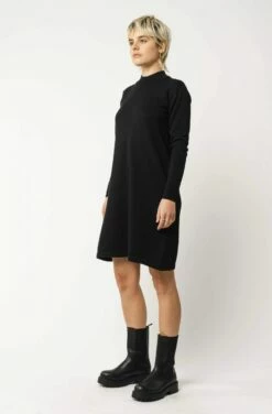 Mela Fairtrade Feinstrick-Kleid Harleen Aus Bio-Baumwolle - Schwarz -Grundstoff Verkaufsladen Fairtrade Feinstrickkleid Stehkragen Harleen black 1280x1280