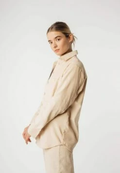 Mela Fairtrade Cord Overshirt Jiya Aus Bio-Baumwolle - Mandel -Grundstoff Verkaufsladen Fairtrade Hemd Jacke vegan jiya alm 1280x1280