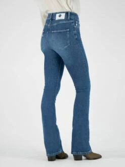 Flared Fit Jeans Hazen - Authentic Indigo -Grundstoff Verkaufsladen FlaredHazen aindigo 05 circular jeans flare biobaumwolle recycelte baumwolle model detail 1280x1280