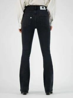 Flared Fit Jeans Hazen - Stone Black -Grundstoff Verkaufsladen FlaredHazen sblack 05 nachhaltige denim hose fuer damen ausgestelltes bein model back 1280x1280