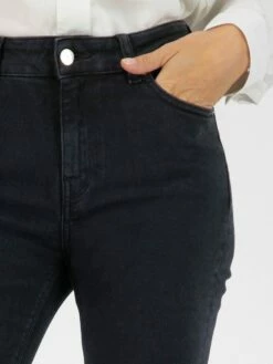 Flared Fit Jeans Hazen - Stone Black -Grundstoff Verkaufsladen FlaredHazen sblack 06 eco jeans faire bedingungen model detail 1280x1280