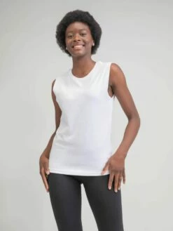 Loose Fit Tank Top - White -Grundstoff Verkaufsladen GM82 white oekofaies Damenshirt aus reiner Bio Baumwolle ohne Aermel mit offener Schnittkante weiss 1280x1280