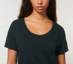 Weites T-Shirt Aus Bio-Baumwolle - Black -Grundstoff Verkaufsladen GSTTW036 002 Shirt Detail kurzearmelig Damenmode oekologisch bio vegan 1280x1280