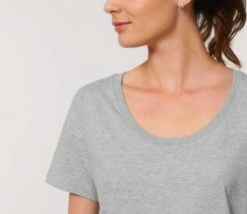 Weites T-Shirt Aus Bio-Baumwolle - Heather Grey -Grundstoff Verkaufsladen GSTTW036 250 Shirt Frauen Model Rundhals heather grey oekofair fair trade 1280x1280