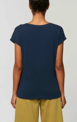 Slub T-Shirt Aus Bio-Baumwolle - French Navy -Grundstoff Verkaufsladen GSTTW112 727 Shirt dunkelblau Rueckanischt Frauenmodel Bio Baumwolle fair share vegan 1280x1280