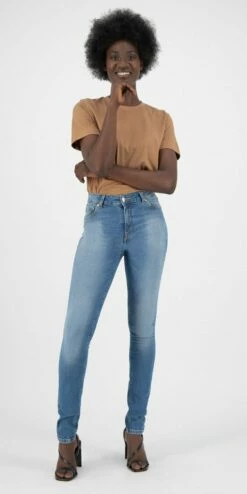 Skinny Fit Jeans Hazen - Fan Stone -Grundstoff Verkaufsladen Hazen fanstone Damen Skinny Jeans nachhaltige Herstellung model 1280x1280