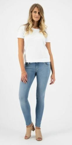 Skinny Fit Jeans Lilly - Fan Stone -Grundstoff Verkaufsladen Lilly fanstone Mid Waist Jeans ressourcenschonende Herstellung model 1280x1280