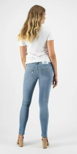 Skinny Fit Jeans Lilly - Fan Stone -Grundstoff Verkaufsladen Lilly fanstone Oekofaire Jeans Skinny Fit nachhaltiger Denim Stoff model back 1280x1280