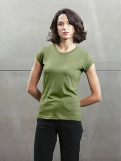 Roll Sleeve T-Shirt - Soft Olive -Grundstoff Verkaufsladen M81 soft olive t shirt umgenaehte aermel vegane mode model 1280x1280