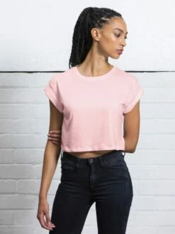 Crop T-Shirt - Soft Pink -Grundstoff Verkaufsladen M96 soft pink bauchfreies tshirt organic rolled sleeve model 1280x1280