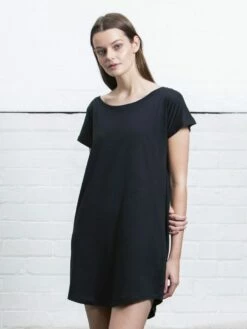 Loose Fit T-Shirt Dress - Black -Grundstoff Verkaufsladen M99 black locker geschnittenes veganes T Shirt Kleid aus zertifizierter Bio Baumwolle schwarz weiter Ausschnitt abgerundeter Saum 1280x1280
