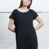 Loose Fit T-Shirt Dress - Black 2 Loose Fit T-Shirt Dress - Black -Grundstoff Verkaufsladen M99 black vegan und fair Mode von Mantis T Shirt Kleid aus Bio Baumwolle mit abgerundetem Saum und weitem Ausschnitt 1280x1280