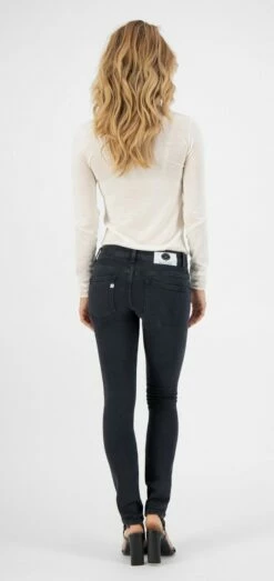 Skinny Fit Jeans Lilly - Stone Black -Grundstoff Verkaufsladen MUD Lilly Stone Black Classic Jeans Stretch Denim Elastan Damen Model Fair Trade Fashion 1280x1280