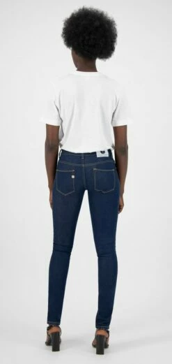 Skinny Fit Jeans Lilly - Strong Blue -Grundstoff Verkaufsladen MUD Lilly Strong Blue Ethical Jeans Frauen Five Pocket enger Schnitt Back umweltfreundlich 1280x1280