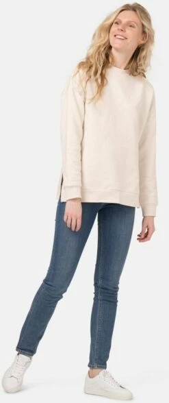 Regular Fit Jeans Swan - Authentic Indigo -Grundstoff Verkaufsladen MUD Swan Authentic Indigo Regular Jeans Frauen Model Front umweltbewusste Herstellung 1280x1280