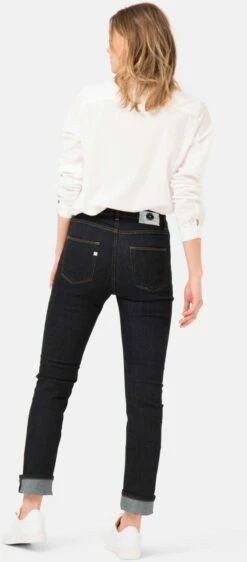 Regular Fit Jeans Swan - Strong Blue -Grundstoff Verkaufsladen MUD Swan Strong Blue Regular Basic Jeans Damen Model Back recycelte Baumwolle Oeko Fair Bio 1280x1280