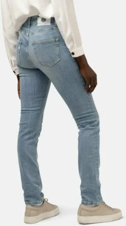 Regular Fit Jeans Swan - Heavy Stone -Grundstoff Verkaufsladen MUD Swan heavy stone Hose hellblau Rueckansicht recycelte Baumwolle oeko 1280x1280