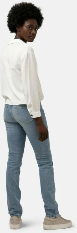 Regular Fit Jeans Swan - Heavy Stone -Grundstoff Verkaufsladen MUD Swan heavy stone Regular Jeans Damen Model Back Oeko Fair Bio 1280x1280