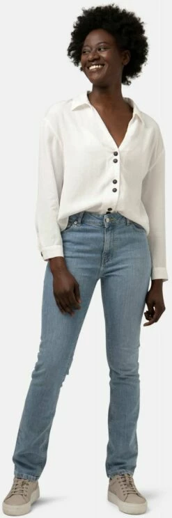 Regular Fit Jeans Swan - Heavy Stone -Grundstoff Verkaufsladen MUD Swan heavy stone Regular Jeans Frauen Model Front umweltbewusste Herstellung 1280x1280