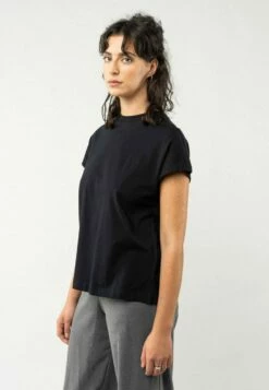 Mela Fairtrade T-Shirt Madhu Aus Bio-Baumwolle - Schwarz -Grundstoff Verkaufsladen Madhu black fairtrade shirt weite passform fledermausaermel versandkostenfrei gruener knopf online 1280x1280