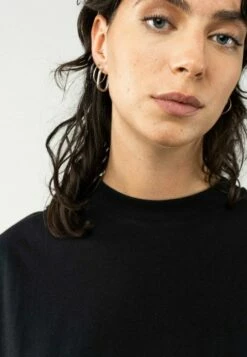 Mela Fairtrade T-Shirt Madhu Aus Bio-Baumwolle - Schwarz -Grundstoff Verkaufsladen Madhu black t shirt fairtrade online schwarz weite passform vegan rundhals 1280x1280