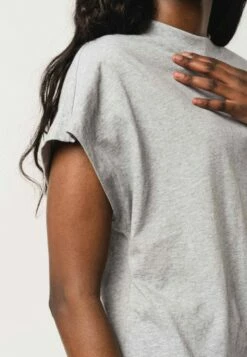 Fairtrade T-Shirt Madhu Aus Bio-Baumwolle - Grau-melange 11 Fairtrade T-Shirt Madhu Aus Bio-Baumwolle - Grau-melange -Grundstoff Verkaufsladen Madhu grey fairtrade shirt weite passform vegan nachhaltig online 1280x1280