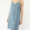 Mela Fairtrade Träger-Kleid Majandra Aus Bio-Baumwolle - Blue Chambray -Grundstoff Verkaufsladen Majandra blue chambray veganes Traegerkleid mit V Ausschnitt und durchgehender Knopfleiste aus zertifizierter Bio Baumwolle vegan 1280x1280