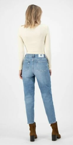 Mom Fit Jeans Mams Stretch - Old Stone -Grundstoff Verkaufsladen Mams Stretch old stone nachhaltige Mom Jeans recycelter Baumwolle Biobaumwolle Rueckansicht fair trade 1280x1280
