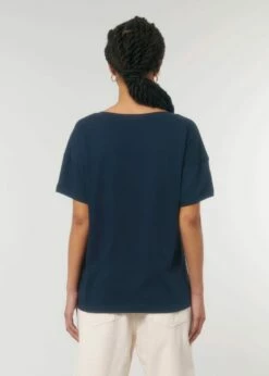 Weites T-Shirt Aus Bio-Baumwolle - French Navy -Grundstoff Verkaufsladen Model Rueckansicht weites Damenshirt W036 727 1280x1280