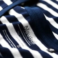 Neutral Fitted T-Shirt Aus Fairtrade Bio-Baumwolle - Navy/weiss 11 Neutral Fitted T-Shirt Aus Fairtrade Bio-Baumwolle - Navy/weiss -Grundstoff Verkaufsladen NL81001 nackenband t shirt mit streifen detail 1280x1280