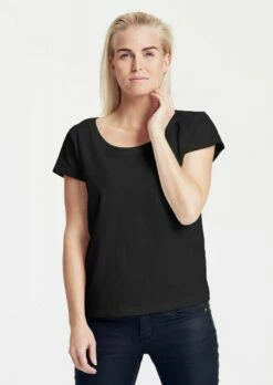 Neutral Loose Fit T-Shirt Aus Fairtrade Bio-Baumwolle - Black -Grundstoff Verkaufsladen O81003 bla organic t shirt damen schwarz locker geschnitten model 1280x1280