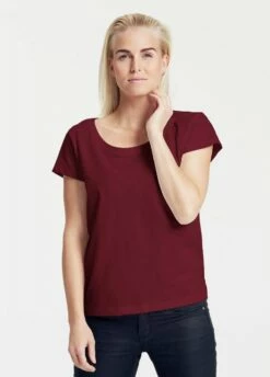 Neutral Loose Fit T-Shirt Aus Fairtrade Bio-Baumwolle - Bordeaux -Grundstoff Verkaufsladen O81003 bor veganes Damen Shirt von Neutral bordeaux mit weitem Rundhalsausschnitt lockerer Passform 1280x1280