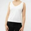 Mela Fairtrade V-Neck Top Pina Aus Bio-Baumwolle - Weiß -Grundstoff Verkaufsladen Pina white Fairtrade V Neck Top von Melawear in weiss aus zertifizierter Bio Baumwolle 1280x1280