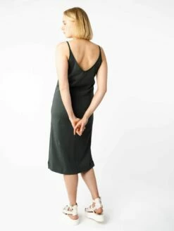 Mela Fairtrade Trägerkleid Sadhana Aus Bio-Baumwolle - Dunkelgrün 11 Mela Fairtrade Trägerkleid Sadhana Aus Bio-Baumwolle - Dunkelgrün -Grundstoff Verkaufsladen Rueckansicht Kleid V Ausschnitt hinten Sadhana dagr 1280x1280