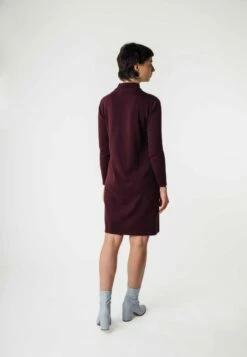 Mela Fairtrade Feinstrick-Kleid Harleen Aus Bio-Baumwolle - Rosine -Grundstoff Verkaufsladen Rueckansicht Strickkleid oekofair harleen rai 1280x1280