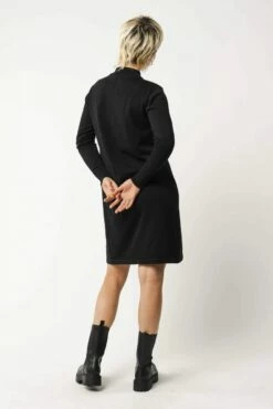 Mela Fairtrade Feinstrick-Kleid Harleen Aus Bio-Baumwolle - Schwarz -Grundstoff Verkaufsladen Rueckansicht Strickkleid schwarz MELAWEARHarleen black 1280x1280