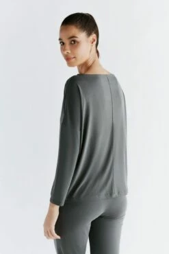 Yoga Longsleeve Aus Micromodal & Rec. Polyester - Pirate Black -Grundstoff Verkaufsladen Rueckansicht Yoga Longsleeve Rueckennaht vegan T1111 24 1280x1280