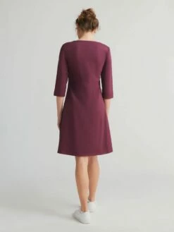 3/4 Arm Kleid Aus Bio-Baumwolle - Aubergine 8 3/4 Arm Kleid Aus Bio-Baumwolle - Aubergine -Grundstoff Verkaufsladen Rueckansicht hochwertig nachhaltig Kleid aubergine 1737 028 1280x1280