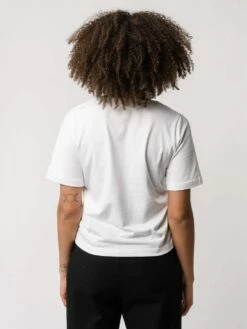 Mela Fairtrade V-Neck Shirt Lali Aus Bio-Baumwolle - Weiß -Grundstoff Verkaufsladen Rueckansicht laessiges T Shirt vegan Lali V Neck white 1280x1280