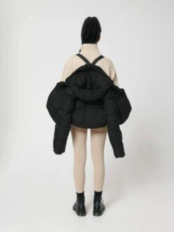 Oversized Unisex Puffer Jacket Aus Recyceltem Polyester - Black -Grundstoff Verkaufsladen Rueckansicht mit Traegern praktisch U840 002 1280x1280